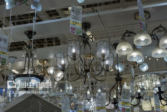 光影藝術(shù) 探索商店內(nèi)的燈具展示與銷售